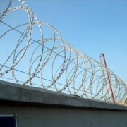 围墙刀片刺网如何在围墙上安装